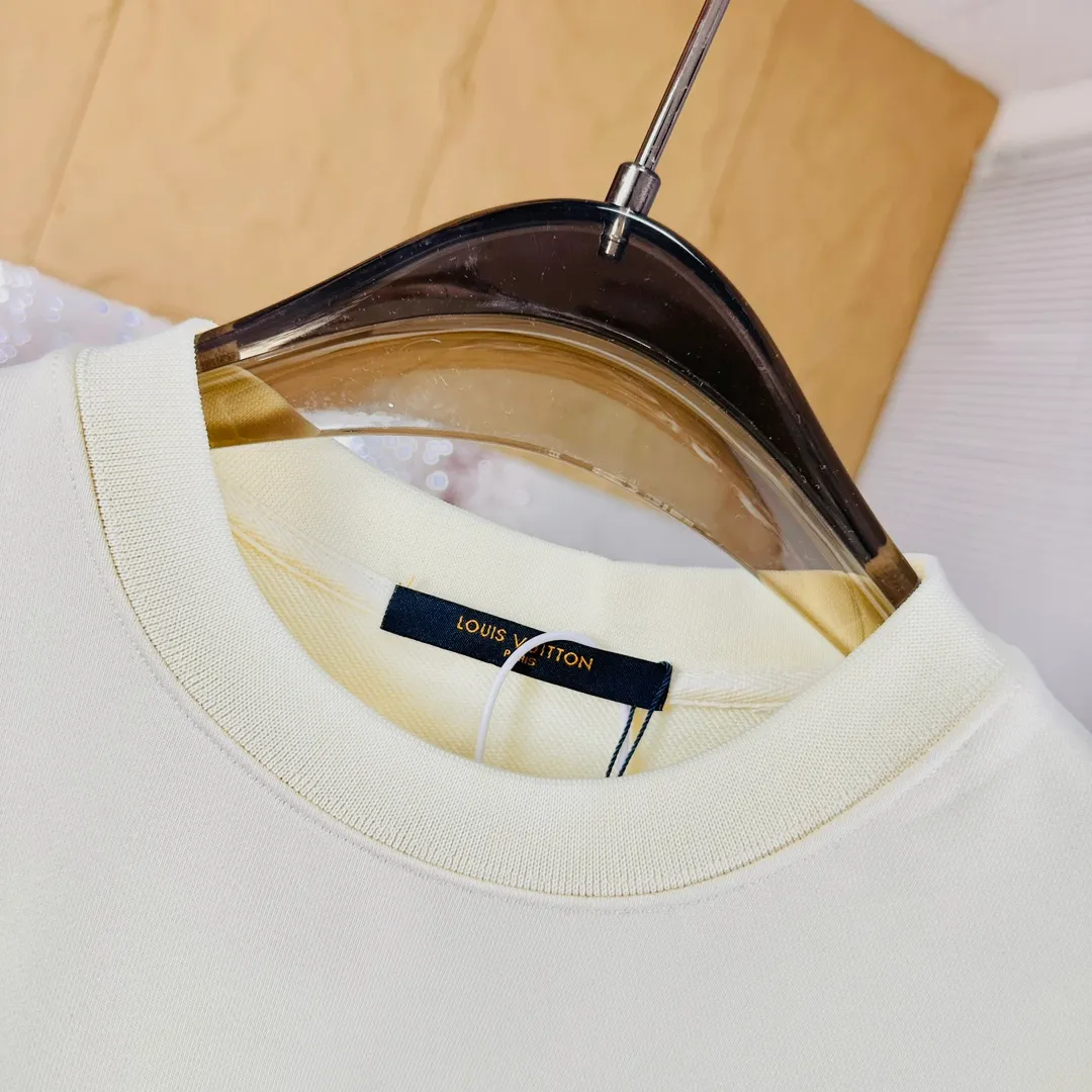 🅿️320 Brand: Louis Vuitton🤳𝗟𝗩 Fabric: ☑️Made of 440g double-strand pure cotton terry👕 Fabric: ☑️Thread with 1*1 double yarn thread. 🔜Comes with dyeing in the same tank. Craftsmanship: ☑️The embroidery uses 3D three-dimensional embroidery technology, 🇧🇫The original computer scan and print is restored 1:1. The pattern is clear and the needle count is dense. It is a rare high-end product on the market! 🇲🇩All three standards are complete! Size: ☑️S 〰️M 〰️L 〰️XL 〰️XXL